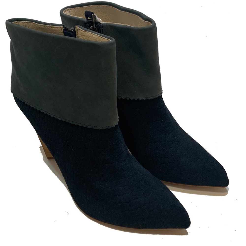 8.5 / Matt Bernson Navy Ankle Booties